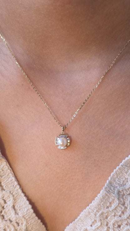 Solar Pearl Pendant Chain