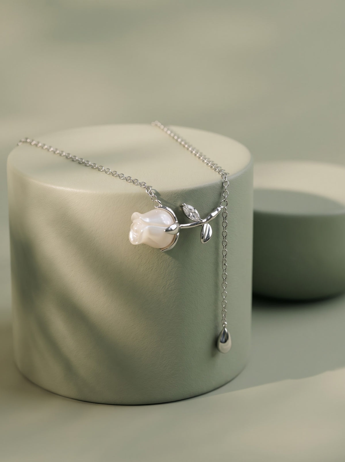 Lune Tulip Pendant Chain