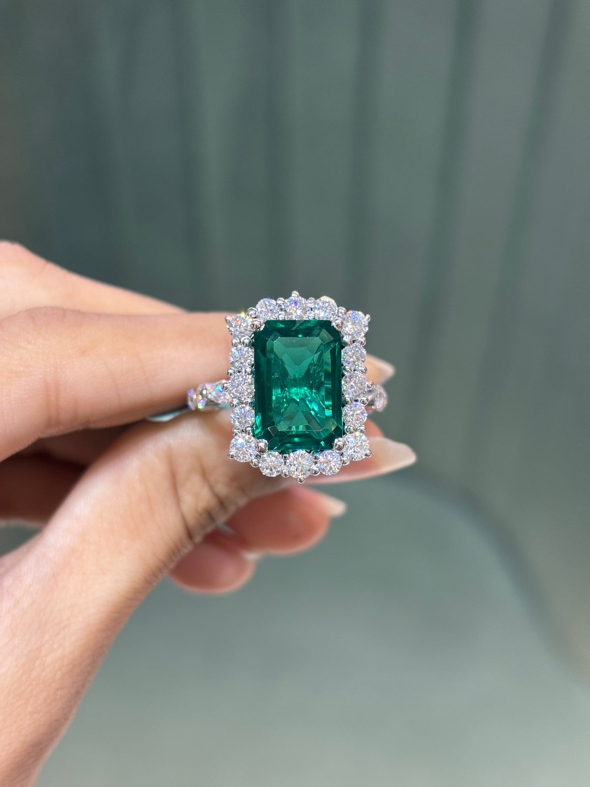 Emerald Grandeur Ring