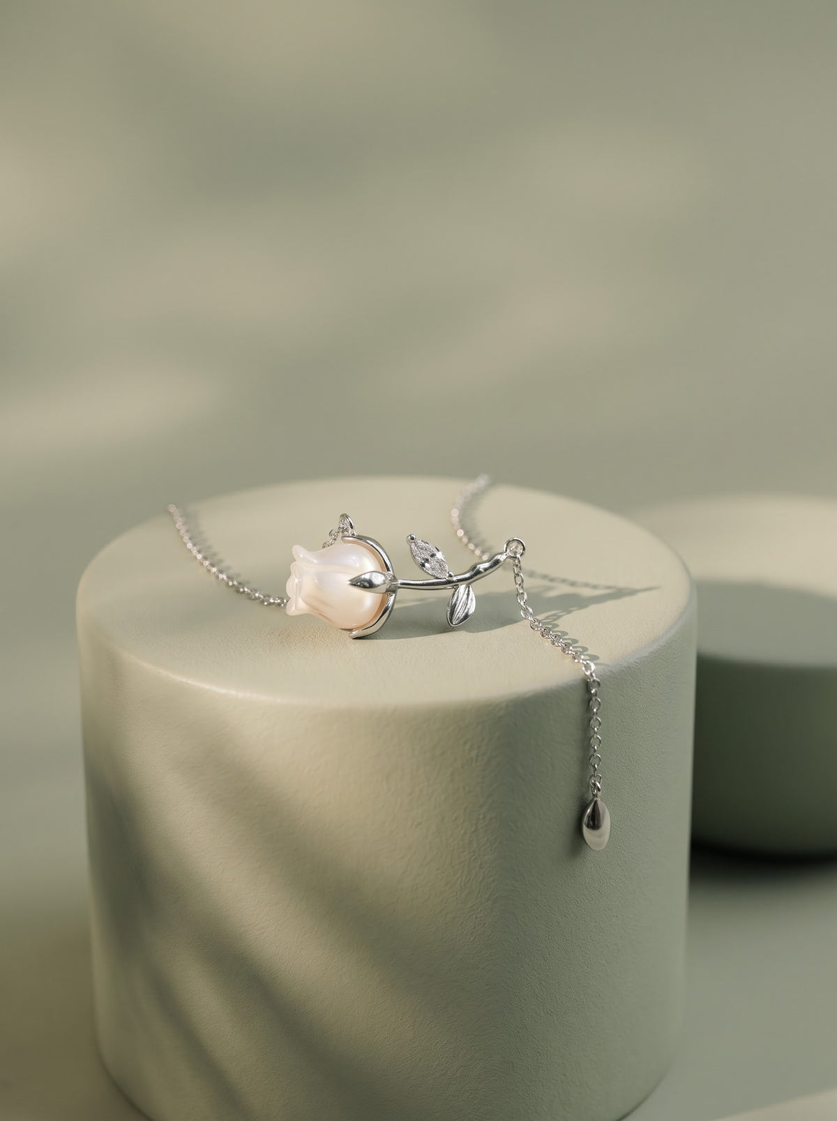 Lune Tulip Pendant Chain