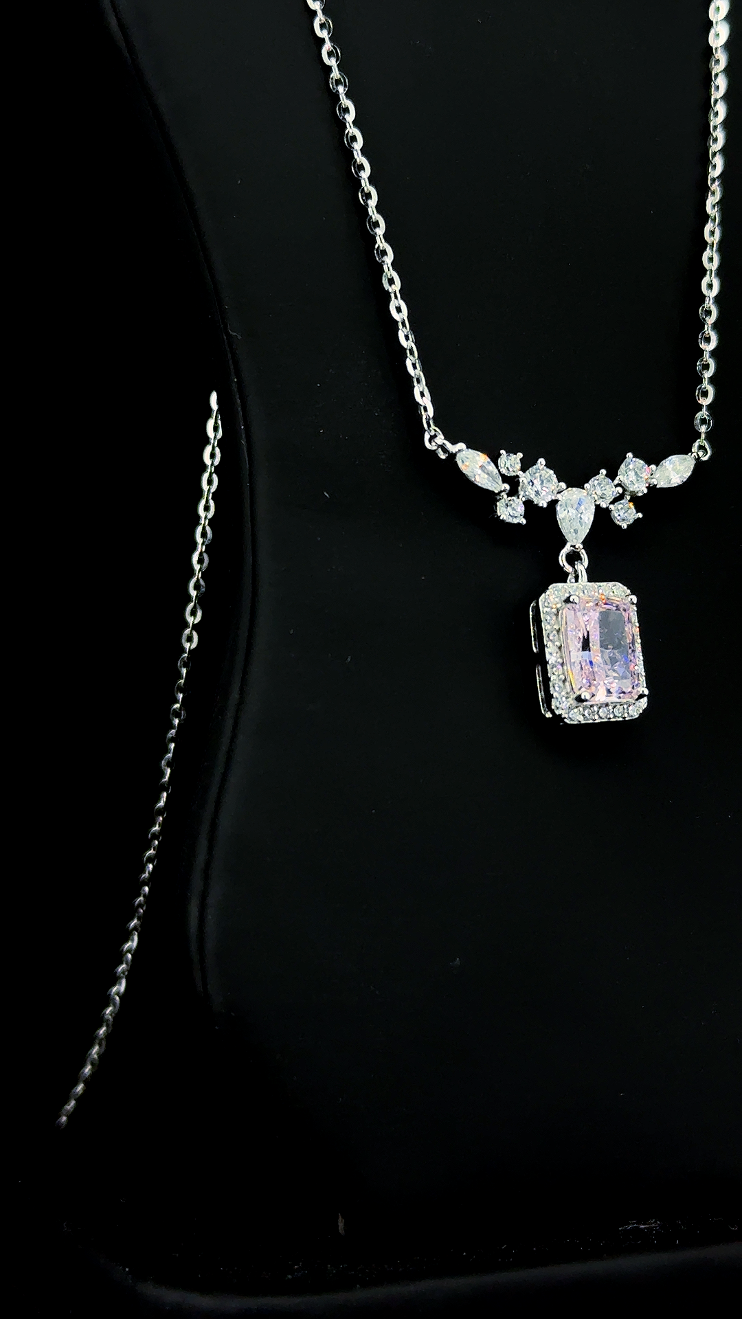 Lumière Halo Pendant Chain